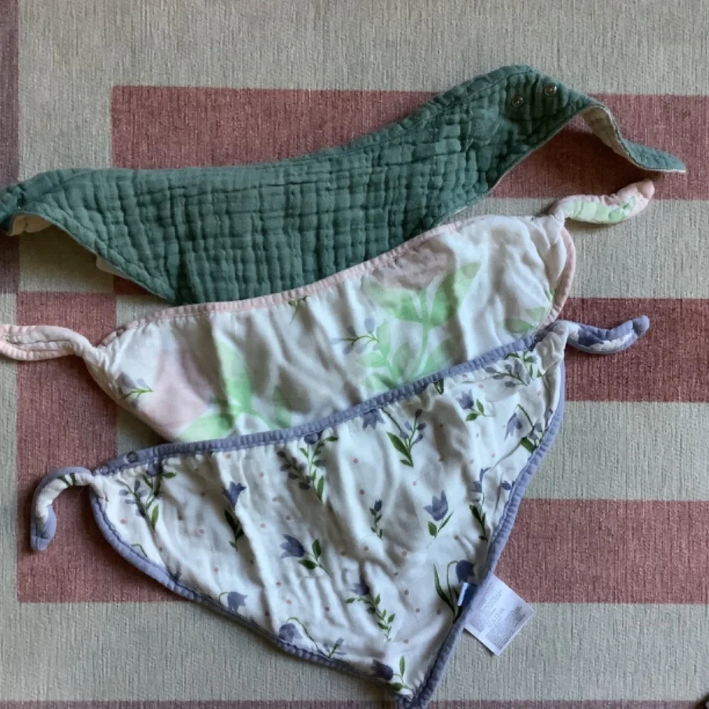 Little Unicorn, Lot of 3 bibs, green/beige, blue floral, pink floral